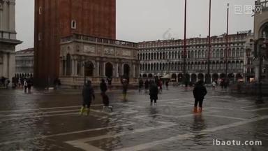 在威尼斯的洪水, 在意大利威尼斯的圣马可广场。威尼斯沉没海底海水泛滥 St 标记广场.